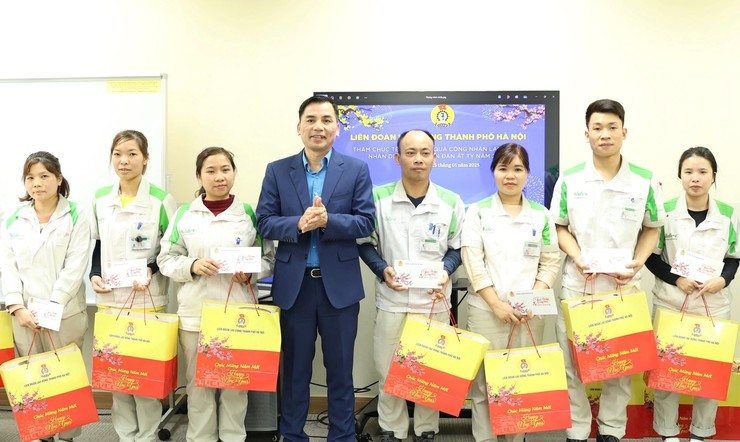 Hanoi Labor Federation presents gifts to workers at Thach That District- Ảnh 2. Hanoi Labor Federation presents gifts to workers at Thach That District- Ảnh 2.