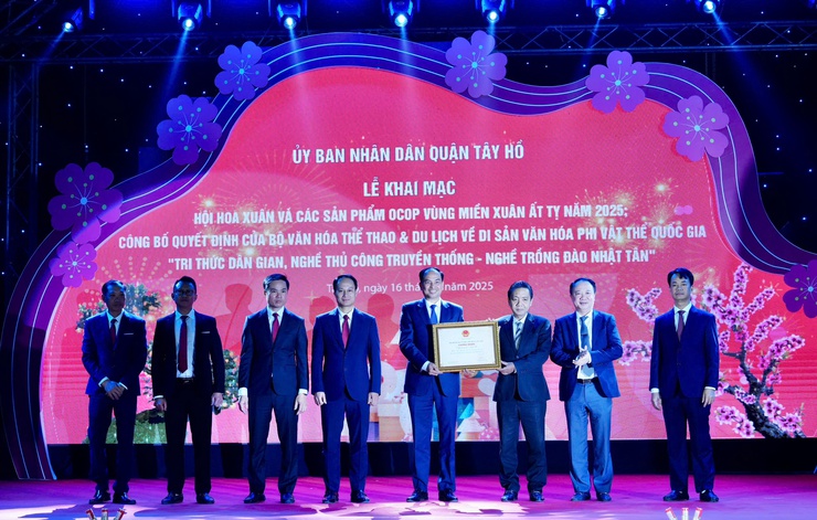 Khai mạc Hội Hoa Xuân và các sản phẩm OCOP vùng miền Xuân Ất Tỵ 2025- Ảnh 2.