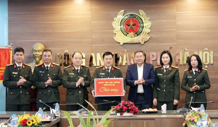 Phó Chủ tịch Thường trực UBND Thành phố Lê Hồng Sơn chúc Tết các đơn vị quân đội, công an- Ảnh 1.