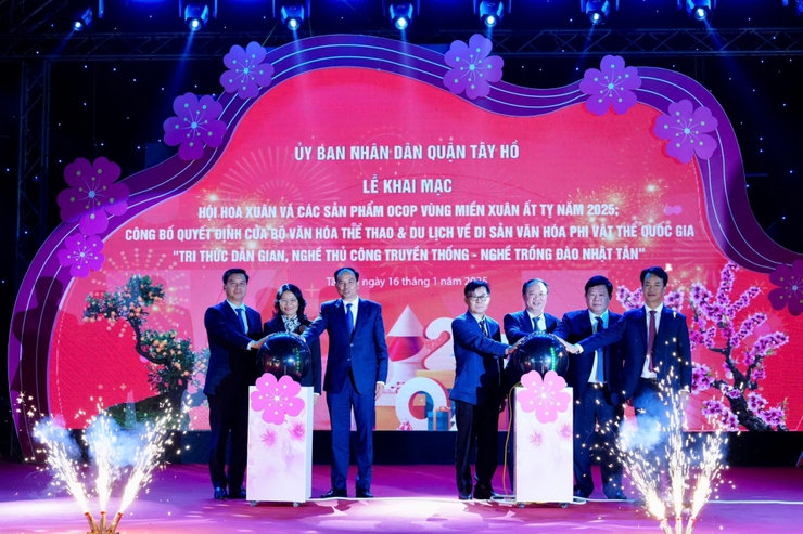 Khai mạc Hội Hoa Xuân và các sản phẩm OCOP vùng miền Xuân Ất Tỵ 2025- Ảnh 1.
