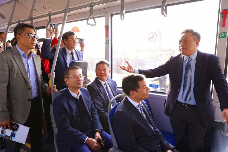 Tổng Công ty Vận tải Hà Nội khai trương 3 tuyến buýt điện thí điểm số 05, 39, 47- Ảnh 5.