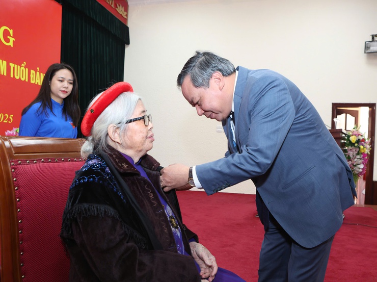 Hanoi Vice Party Chief honors Party members at Thanh Tri District- Ảnh 2. Hanoi Vice Party Chief honors Party members at Thanh Tri District- Ảnh 2.