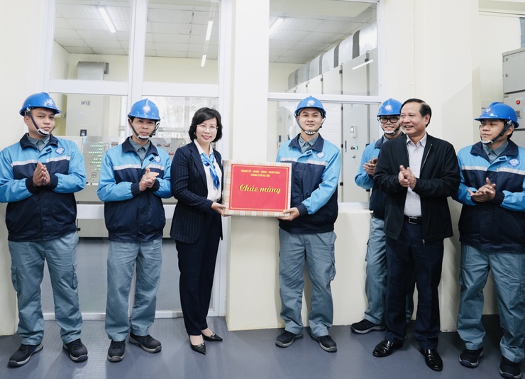 Đồng chí Bùi Huyền Mai thăm, chúc Tết các đơn vị ứng trực, phục vụ Tết- Ảnh 4.