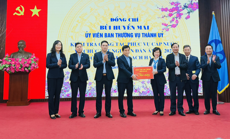 Đồng chí Bùi Huyền Mai thăm, chúc Tết các đơn vị ứng trực, phục vụ Tết- Ảnh 2.