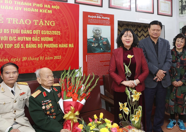 Bí thư Thành ủy Bùi Thị Minh Hoài trao Huy hiệu 85 năm tuổi Đảng tặng Thiếu tướng Huỳnh Đắc Hương- Ảnh 2.