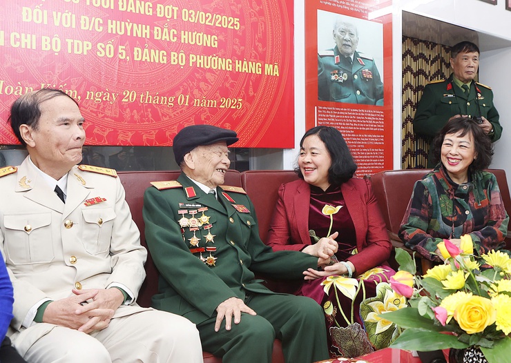 Bí thư Thành ủy Bùi Thị Minh Hoài trao Huy hiệu 85 năm tuổi Đảng tặng Thiếu tướng Huỳnh Đắc Hương- Ảnh 1.