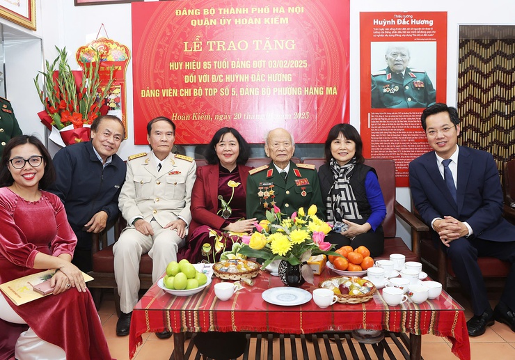 Bí thư Thành ủy Bùi Thị Minh Hoài trao Huy hiệu 85 năm tuổi Đảng tặng Thiếu tướng Huỳnh Đắc Hương- Ảnh 3.
