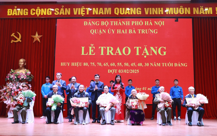 Veteran Party members in Hai Ba Trung District receive honorable medals- Ảnh 1.