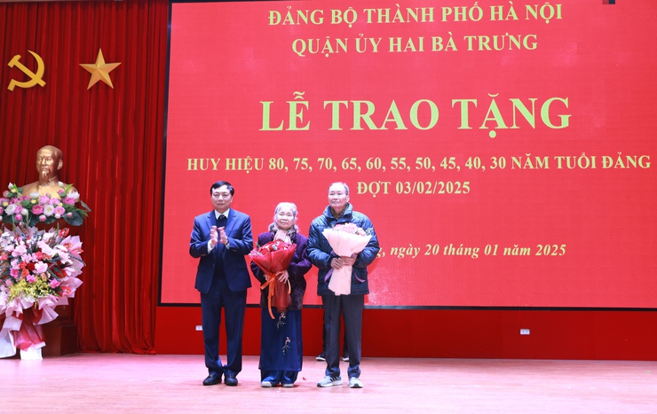 Veteran Party members in Hai Ba Trung District receive honorable medals- Ảnh 2.