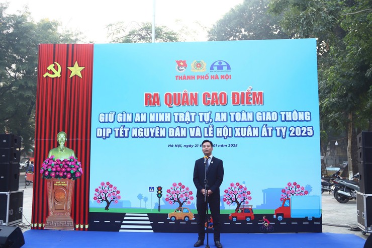 Thành đoàn Hà Nội ra quân giữ gìn an ninh trật tự, an toàn giao thông Tết Nguyên đán- Ảnh 1.