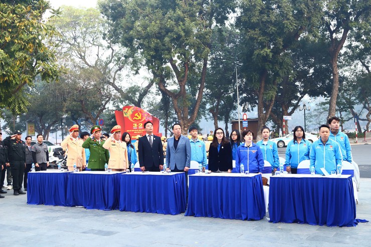 Thành đoàn Hà Nội ra quân giữ gìn an ninh trật tự, an toàn giao thông Tết Nguyên đán- Ảnh 3.