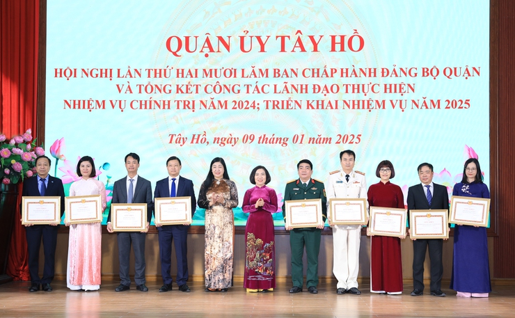 Tay Ho District pushes for greater achievements in 2025- Ảnh 2. Tay Ho District pushes for greater achievements in 2025- Ảnh 2.