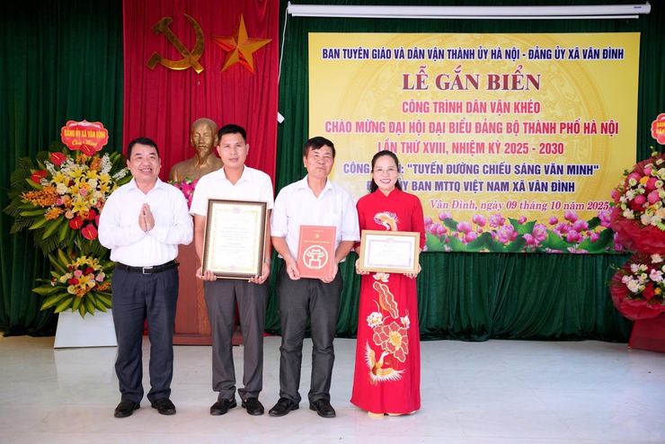Vân Đình: Gắn biển công trình "Tuyến đường chiếu sáng văn minh"- Ảnh 4.