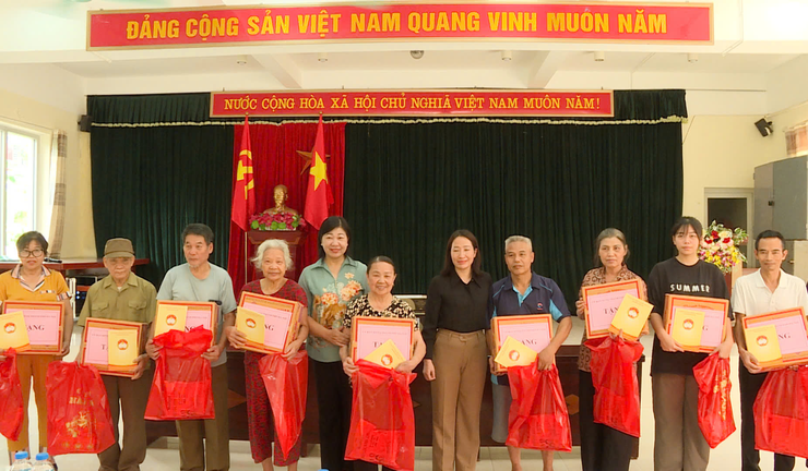 Chủ tịch Ủy ban MTTQ Việt Nam Thành phố Nguyễn Lan Hương thăm, động viên người dân bị ảnh hưởng bởi ngập úng- Ảnh 3.