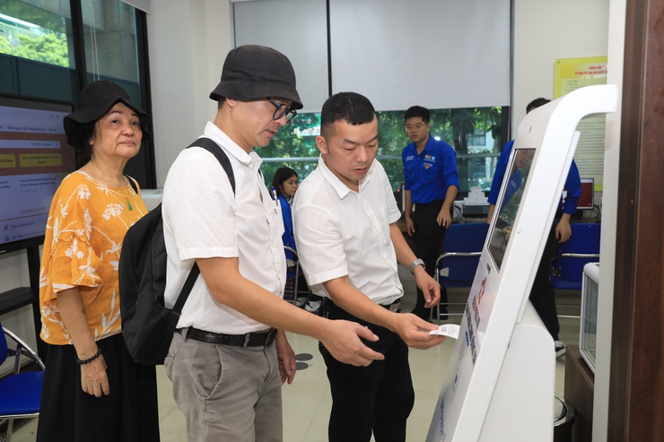 Phó Chủ tịch UBND Thành phố Trương Việt Dũng trao Thư cảm ơn Điểm Phục vụ hành chính công phường Đống Đa- Ảnh 3.