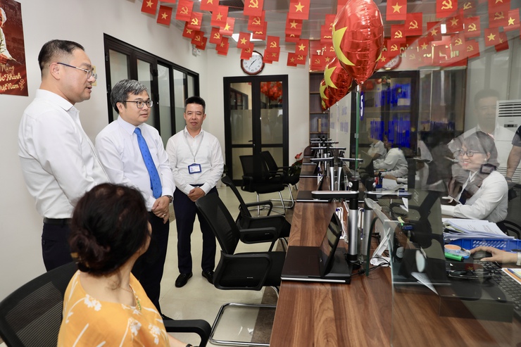 Phó Chủ tịch UBND Thành phố Trương Việt Dũng trao Thư cảm ơn Điểm Phục vụ hành chính công phường Đống Đa- Ảnh 2.