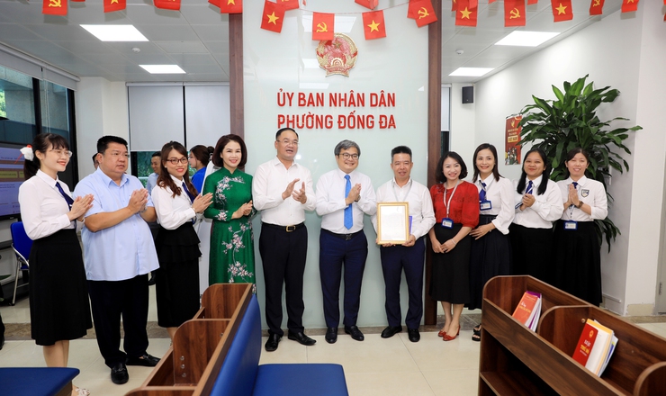 Phó Chủ tịch UBND Thành phố Trương Việt Dũng trao Thư cảm ơn Điểm Phục vụ hành chính công phường Đống Đa- Ảnh 1.