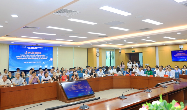 Phó Chủ tịch UBND Thành phố Trương Việt Dũng trao Thư cảm ơn Điểm Phục vụ hành chính công phường Đống Đa- Ảnh 4.