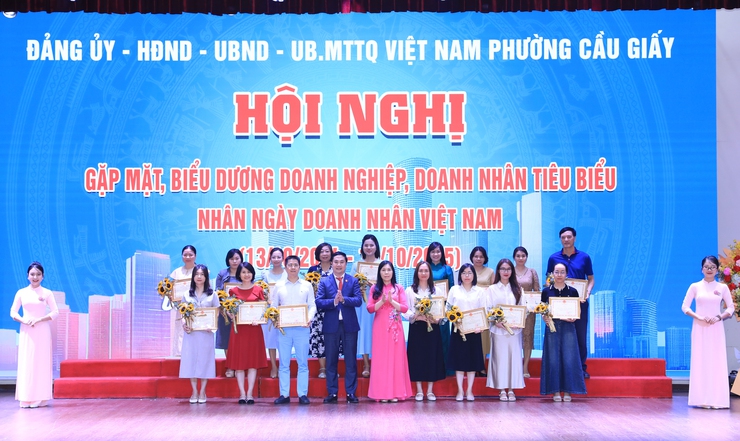 Cầu Giấy gặp mặt, biểu dương các doanh nghiệp, doanh nhân tiêu biểu Nhân kỷ niệm ngày doanh nhân Việt Nam- Ảnh 5.