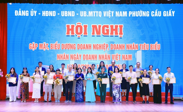 Cầu Giấy gặp mặt, biểu dương các doanh nghiệp, doanh nhân tiêu biểu Nhân kỷ niệm ngày doanh nhân Việt Nam- Ảnh 6.