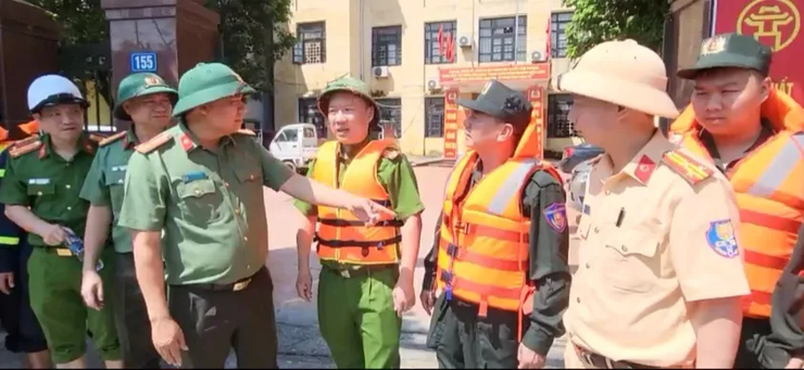 Phó Giám đốc Công an thành phố Hà Nội kiểm tra, động viên các chiến sỹ hỗ trợ Nhân dân vùng lũ- Ảnh 1.