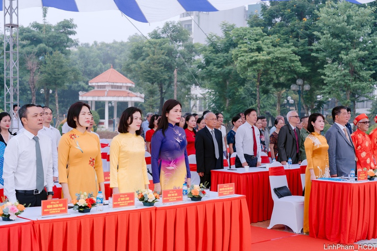 Phường Bồ Đề gắn biển hai tuyến phố chào mừng kỷ niệm 71 năm Giải phóng Thủ đô- Ảnh 1.