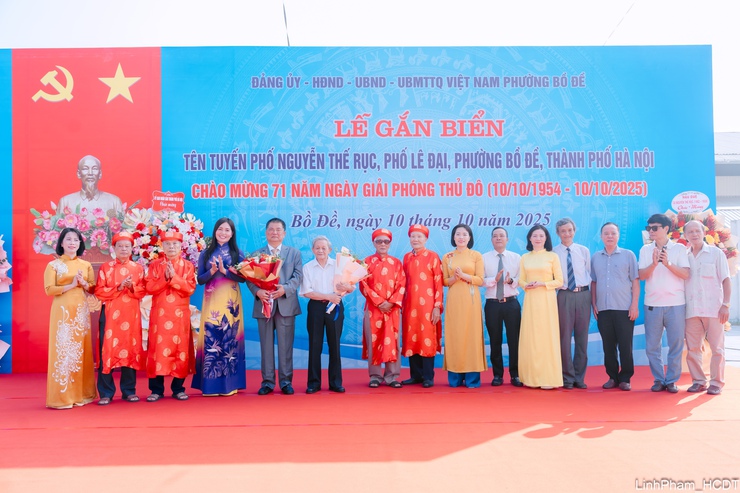 Phường Bồ Đề gắn biển hai tuyến phố chào mừng kỷ niệm 71 năm Giải phóng Thủ đô- Ảnh 3.