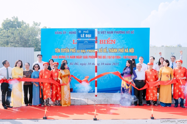 Phường Bồ Đề gắn biển hai tuyến phố chào mừng kỷ niệm 71 năm Giải phóng Thủ đô- Ảnh 4.