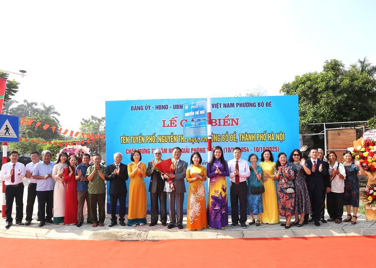 Phường Bồ Đề gắn biển hai tuyến phố chào mừng kỷ niệm 71 năm Giải phóng Thủ đô- Ảnh 6.