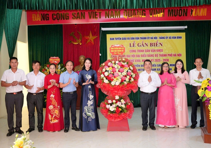 Vân Đình: Gắn biển công trình "Tuyến đường chiếu sáng văn minh"- Ảnh 2.