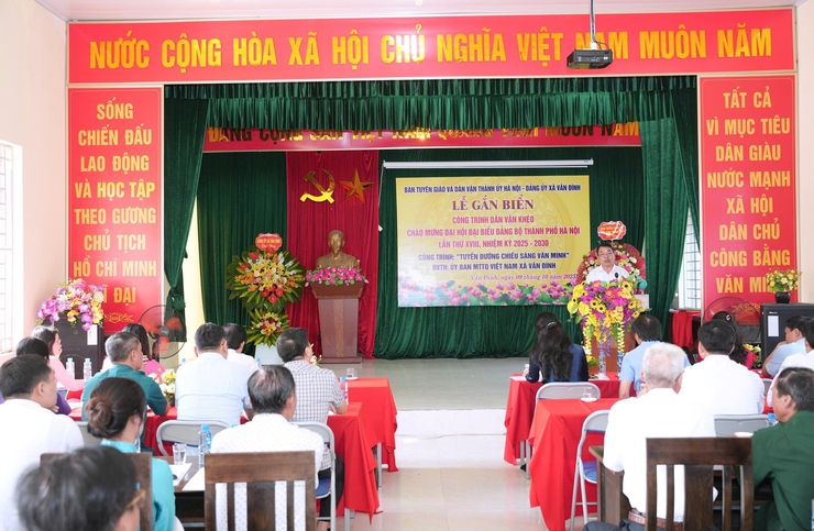 Vân Đình: Gắn biển công trình "Tuyến đường chiếu sáng văn minh"- Ảnh 1.