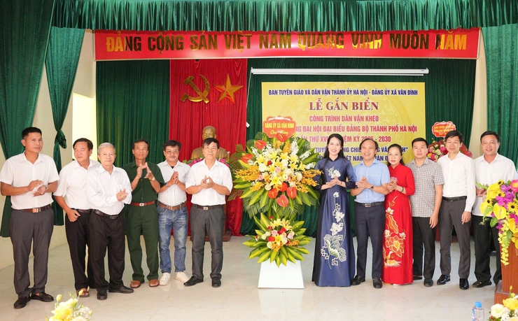 Vân Đình: Gắn biển công trình "Tuyến đường chiếu sáng văn minh"- Ảnh 3.