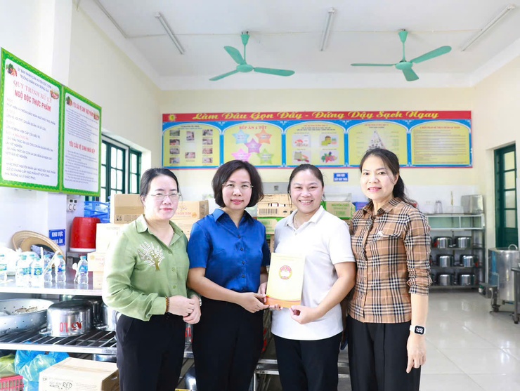 Lãnh đạo Mặt trận Thành phố thăm hỏi, động viên nhân dân vùng ngập lụt tại xã Trung Giã, Đa Phúc- Ảnh 3.