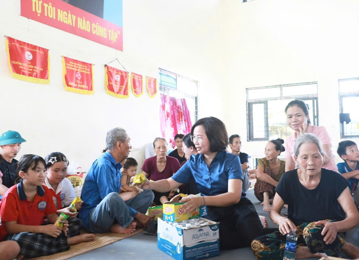 Lãnh đạo Mặt trận Thành phố thăm hỏi, động viên nhân dân vùng ngập lụt tại xã Trung Giã, Đa Phúc- Ảnh 4.