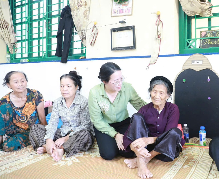Lãnh đạo Mặt trận Thành phố thăm hỏi, động viên nhân dân vùng ngập lụt tại xã Trung Giã, Đa Phúc- Ảnh 2.