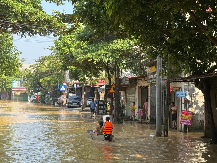 Lãnh đạo Mặt trận Thành phố thăm hỏi, động viên nhân dân vùng ngập lụt tại xã Trung Giã, Đa Phúc- Ảnh 6.
