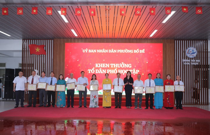 Phường Bồ Đề tuyên dương các tập thể, cá nhân có thành tích xuất sắc trong công tác khuyến học, khuyến tài- Ảnh 3.