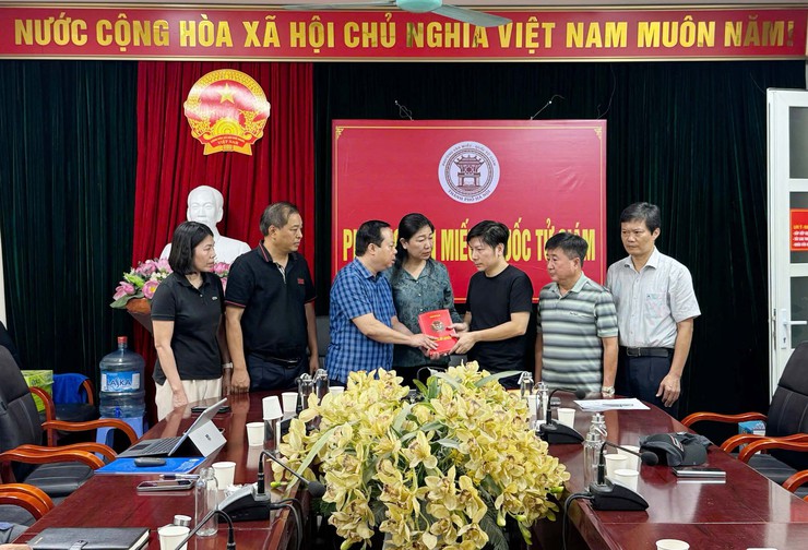 Chairwoman of Hanoi Fatherland Front visits and provides support to family of fire victims in Van Mieu – Quoc Tu Giam Ward- Ảnh 2. Chairwoman of Hanoi Fatherland Front visits and provides support to family of fire victims in Van Mieu – Quoc Tu Giam Ward- Ảnh 2.