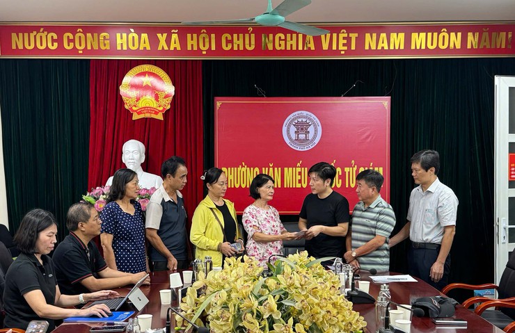 Chairwoman of Hanoi Fatherland Front visits and provides support to family of fire victims in Van Mieu – Quoc Tu Giam Ward- Ảnh 3. Chairwoman of Hanoi Fatherland Front visits and provides support to family of fire victims in Van Mieu – Quoc Tu Giam Ward- Ảnh 3.