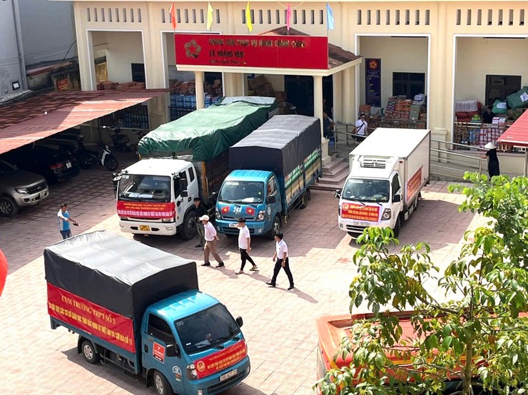 Ngành Giáo dục Hà Nội trao hàng chục tấn hàng hỗ trợ các trường học bị ảnh hưởng sau bão số 11- Ảnh 4.