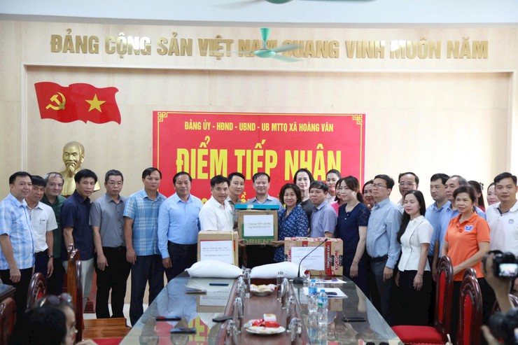 Ngành Giáo dục Hà Nội trao hàng chục tấn hàng hỗ trợ các trường học bị ảnh hưởng sau bão số 11- Ảnh 3.