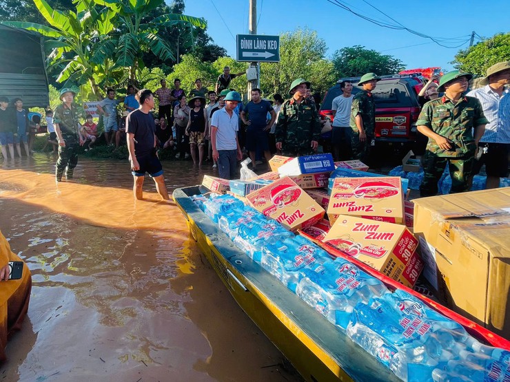 Hội Chữ thập đỏ thành phố Hà Nội sẻ chia khó khăn với người dân vùng ngập do ảnh hưởng mưa bão- Ảnh 2.