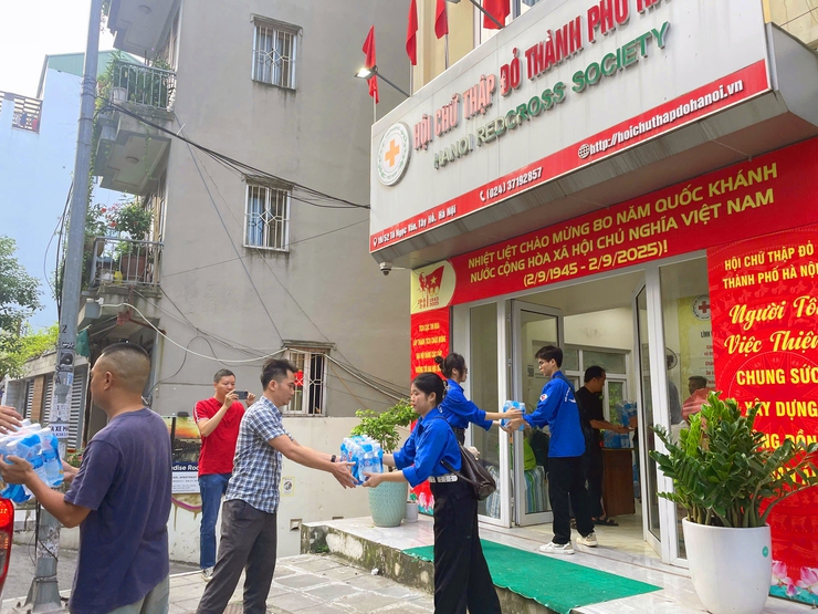 Hội Chữ thập đỏ thành phố Hà Nội sẻ chia khó khăn với người dân vùng ngập do ảnh hưởng mưa bão- Ảnh 4.