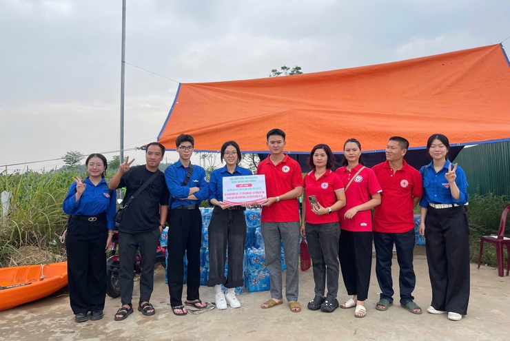 Hội Chữ thập đỏ thành phố Hà Nội sẻ chia khó khăn với người dân vùng ngập do ảnh hưởng mưa bão- Ảnh 7.