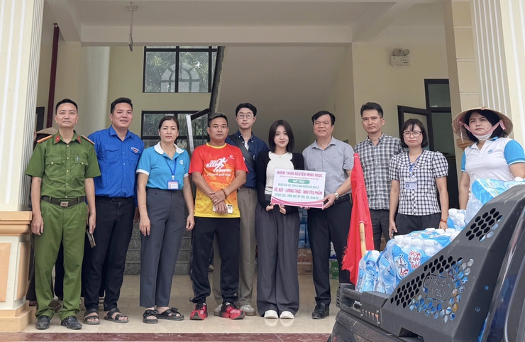 Hội Chữ thập đỏ thành phố Hà Nội sẻ chia khó khăn với người dân vùng ngập do ảnh hưởng mưa bão- Ảnh 6.