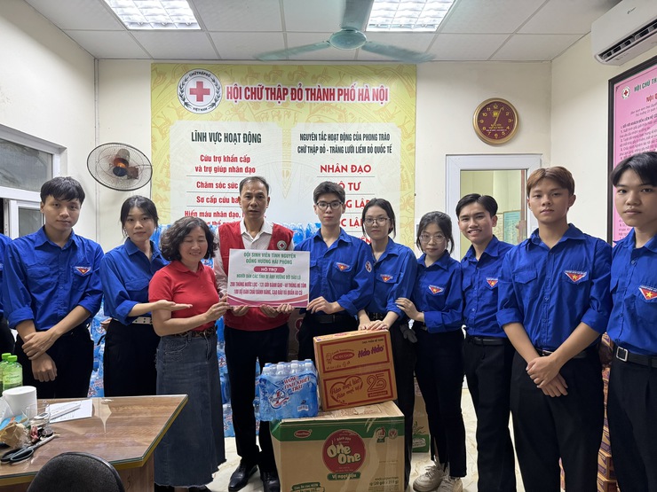 Hội Chữ thập đỏ thành phố Hà Nội sẻ chia khó khăn với người dân vùng ngập do ảnh hưởng mưa bão- Ảnh 5.
