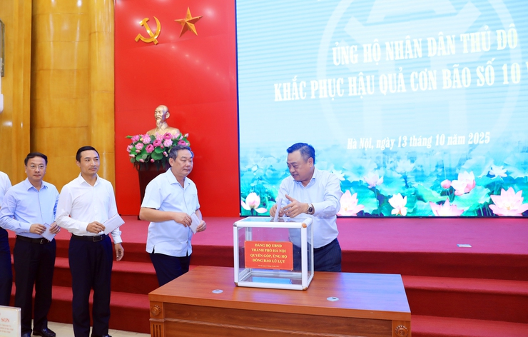 Đảng ủy UBND Thành phố phát động ủng hộ nhân dân Thủ đô khắc phục hậu quả cơn bão số 10 và số 11- Ảnh 2.
