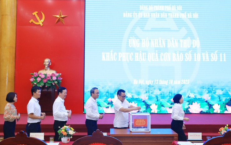 Đảng ủy UBND Thành phố phát động ủng hộ nhân dân Thủ đô khắc phục hậu quả cơn bão số 10 và số 11- Ảnh 3.