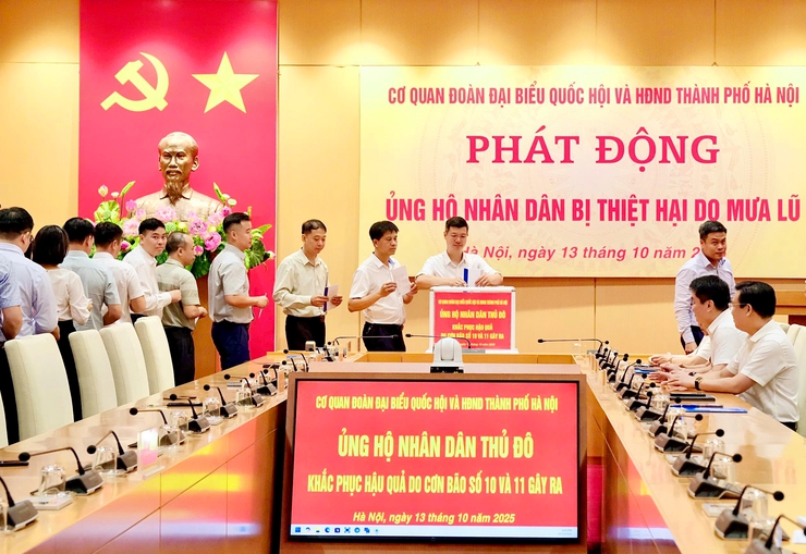 Cơ quan Đoàn đại biểu Quốc hội và HĐND thành phố Hà Nội quyên góp ủng hộ người dân khắc phục hậu quả bão, lũ- Ảnh 2.