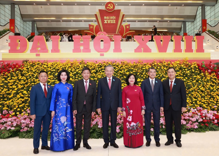 Khai mạc Đại hội đại biểu Đảng bộ thành phố Hà Nội lần thứ XVIII, nhiệm kỳ 2025-2030- Ảnh 3. Khai mạc Đại hội đại biểu Đảng bộ thành phố Hà Nội lần thứ XVIII, nhiệm kỳ 2025-2030- Ảnh 3.